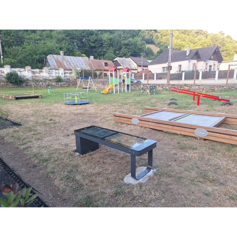 Smart City Technic – solární lavička s nabíjením