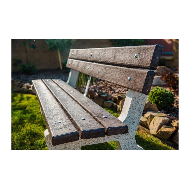 Betonové posezení Litava